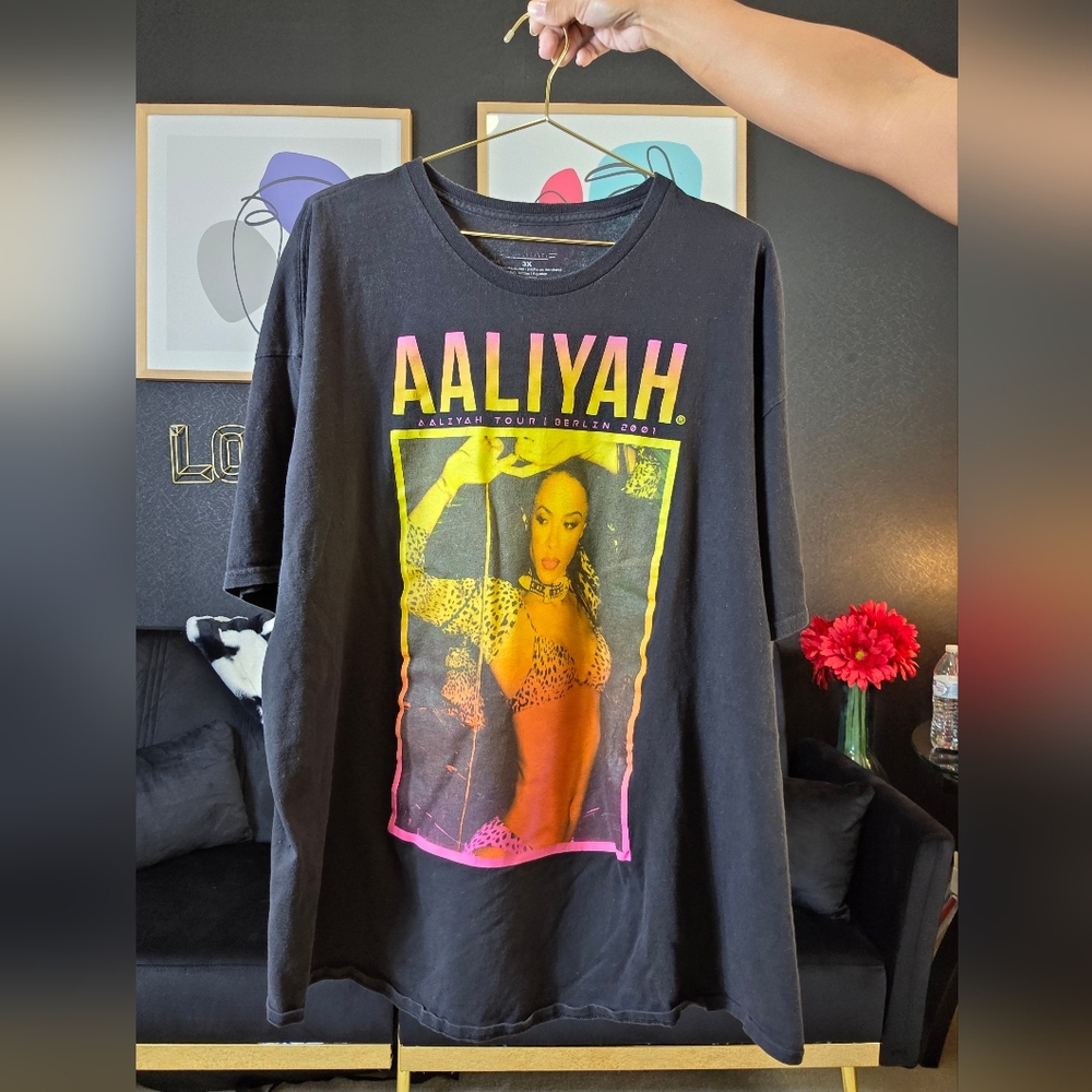 Vintage 2001 Aaliyah Berlin Concert Tour R&B Pop T-Shirt Y2K Black Graphic Tee